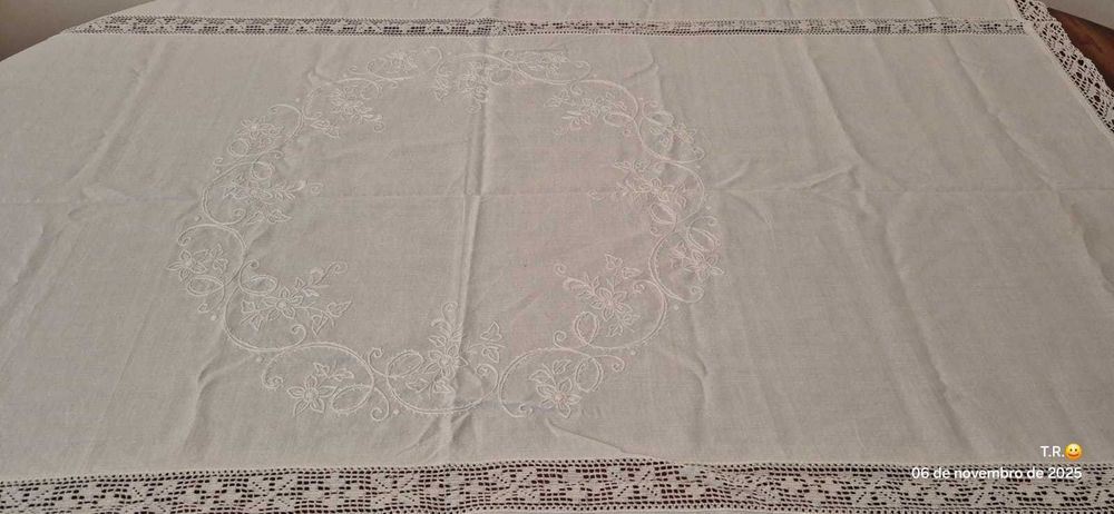 Toalha de linho antigo com bordado e aplicação em renda