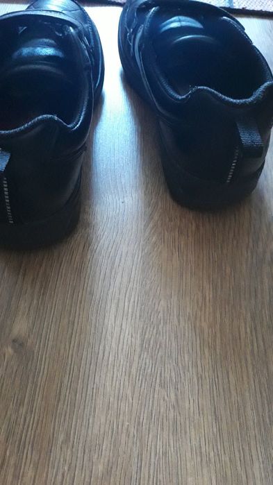 Шкіряні чорні кросівки Clarks, розмір 34