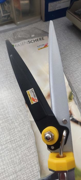 Tesoura cortar relva em aço carbono by Swiss. NOVA