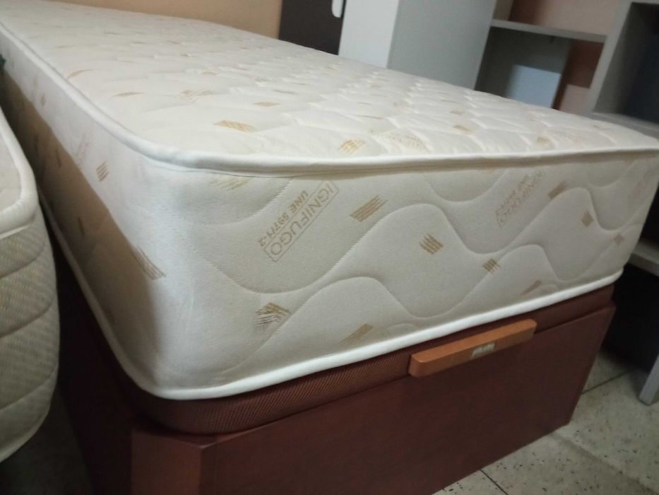 Cama solteiro com arrumação