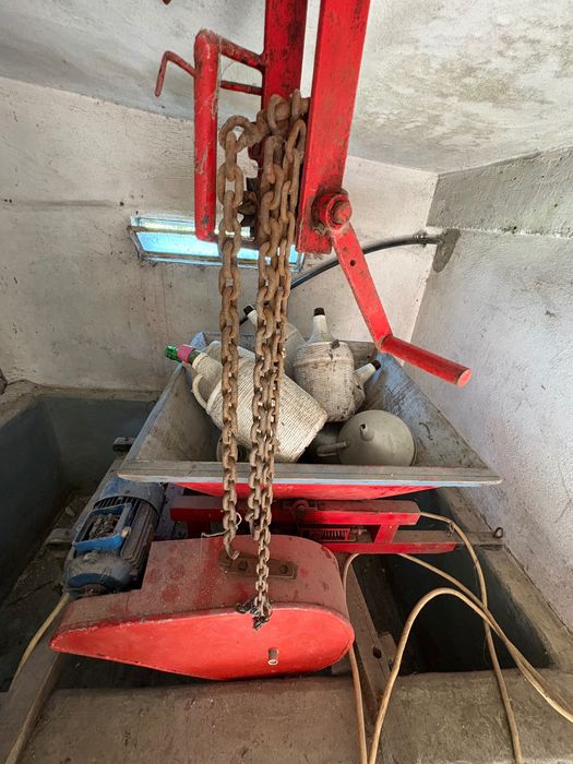 Esmagador de uvas elétrico