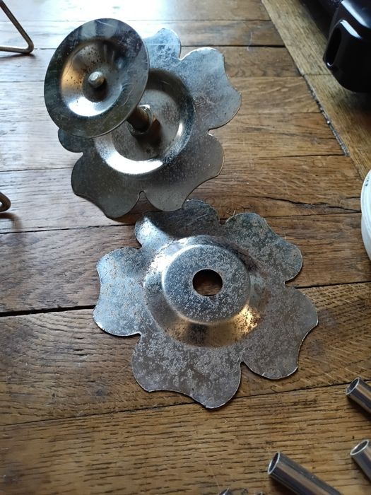 Metalowy kwietnik rozporowy