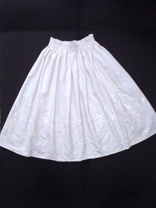 Śliczna długa kremowa spódnica z haftami z lat 90. Nienoszona
