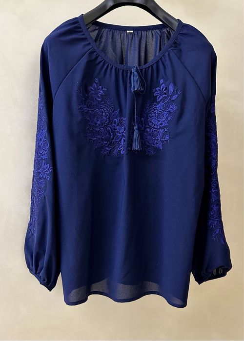 Блуза вишиванка синя з вишитими квітами блузка вышиванка синяя в цветы