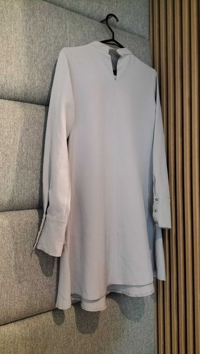 Szara sukienka falbany 40