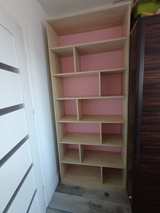 Regał  otwarty w bardzo dobrym stanie.