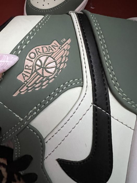 Женские кроссовки