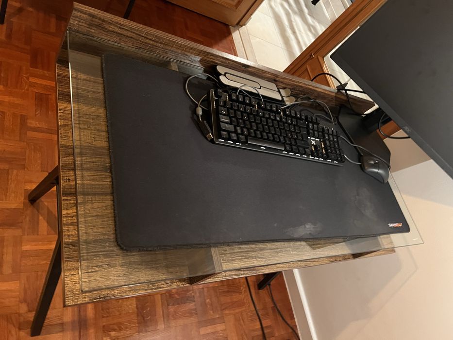 Secretária com tampo de vidro