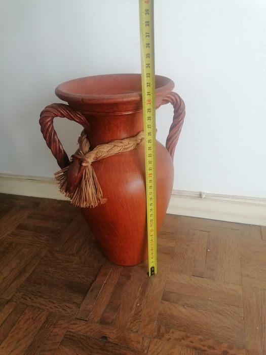 Ânfora de barro com trança de palha