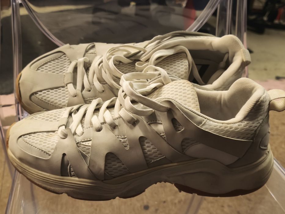 Sneakersy Zara łączone z dwóch materiałów.