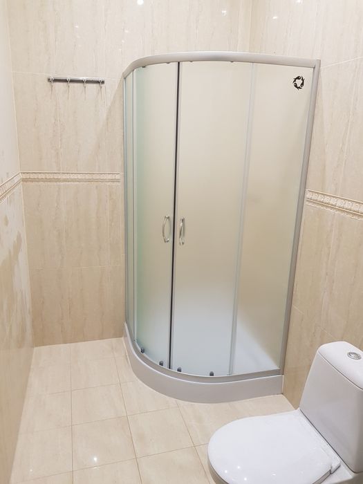 Встановлюваня душевих кабін,стікляних перегородок,сантехніка,вани,т.д.