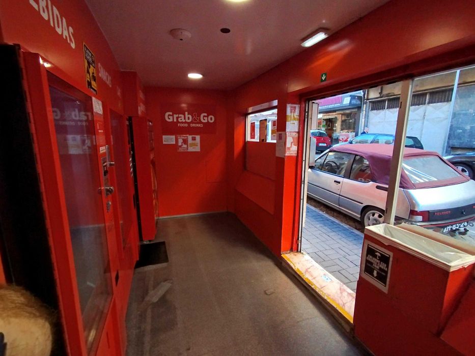 Trespasse de Loja com Máquinas de Vending Automático