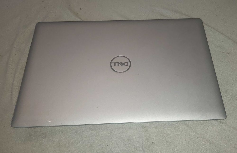 Dell Lat 5520 i5-1135G7 / brak / brak / bateria Exellent-Uszkodzony