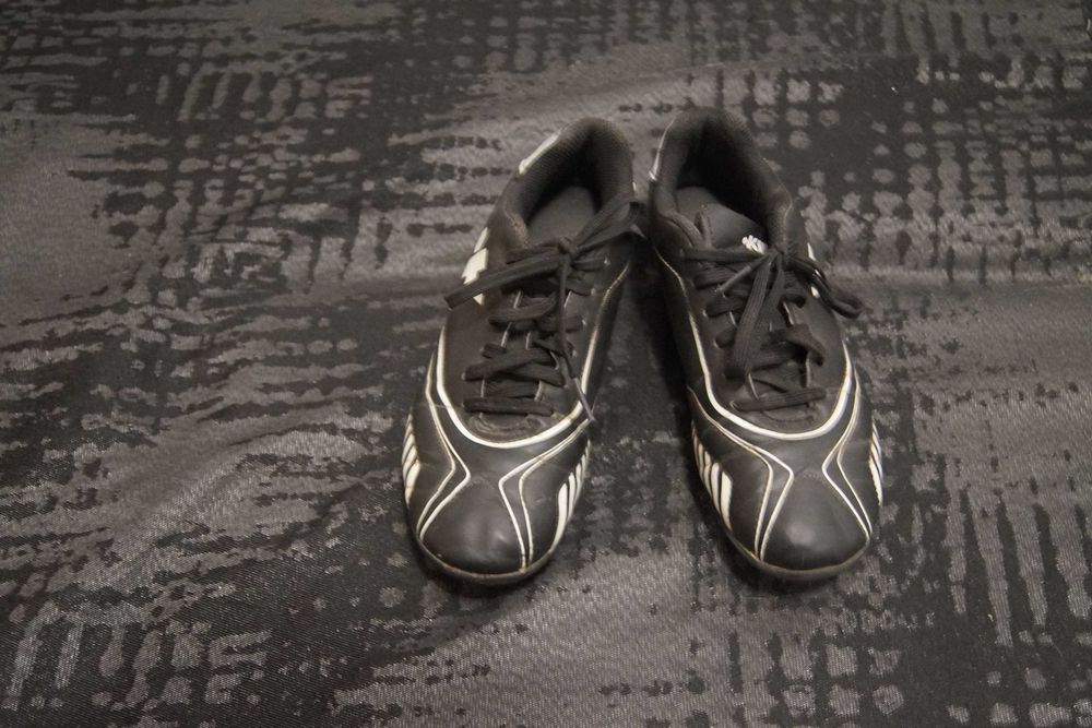 buty korki czarne Kipsta r.36