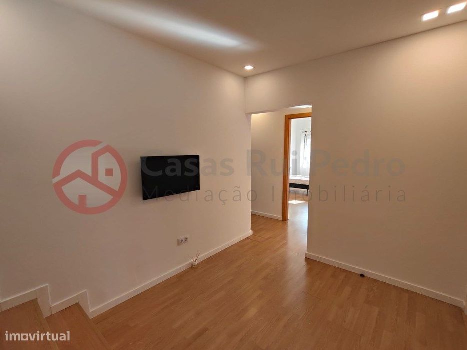 Apartamento T1+3 com 126,30m², Excelente Potencial no Barreiro
