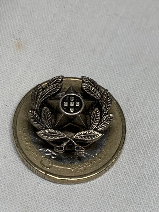 Antigo pin / botoneira militar em prata contrastada