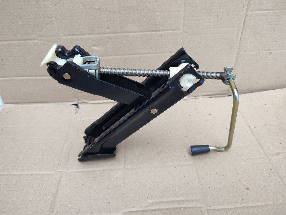 Домкрат Peugeot 206 підходить до других машин Ланос фабія авео