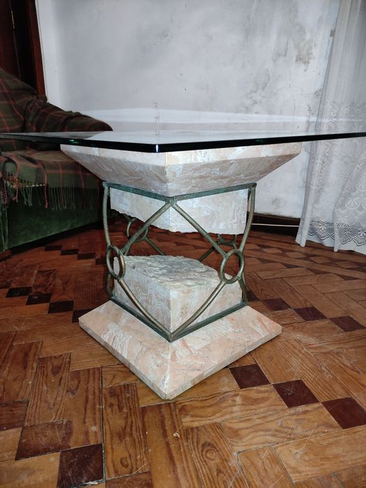 Mesa de centro em ferro, mármore e vidro