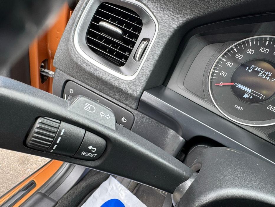 VOLVO V60 1,6 л. D2 не фарбований ВІДЕО