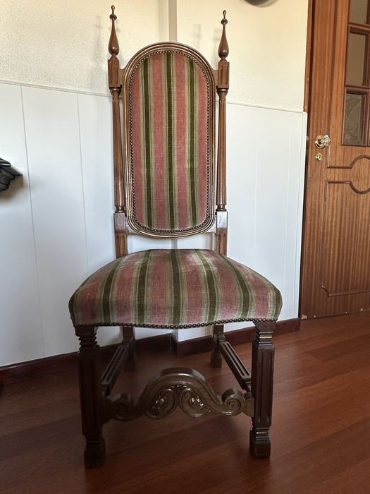 Cabeira antiga de costas altas