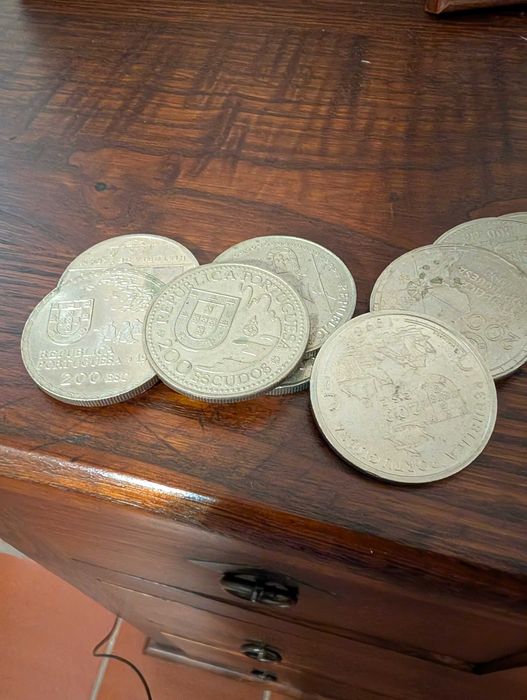 Moedas comorarivas de 200 escudos