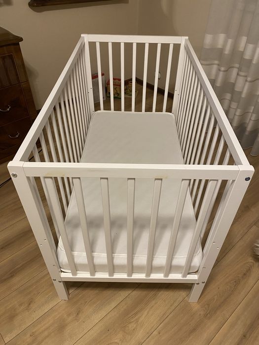 Łóżeczko niemowlęce białe drewniane