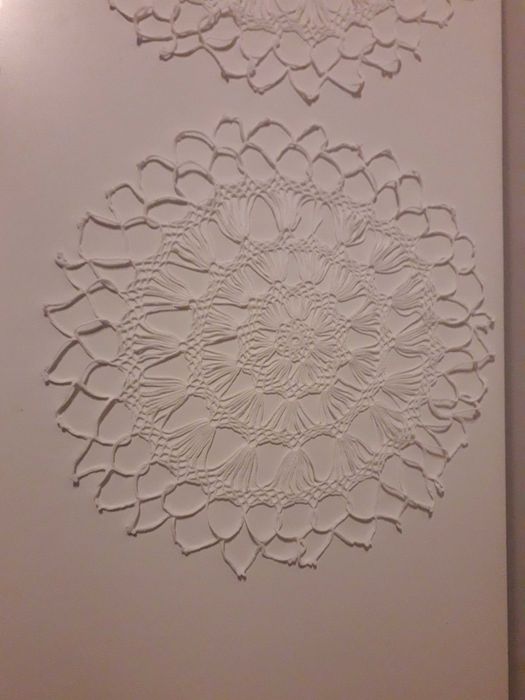 Dois naprons brancos redondos