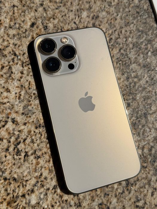 Iphone 13 pro telemóvel em excelente estado de conservação. Apenas marcas de uso no aro das câmaras mas sem afectar as mesmas.