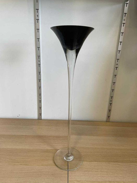 Taça de vidro preto e em vermelho