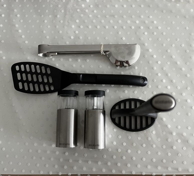 Pratos dos Duques de Bragança talheres e acessóriosde cozinha