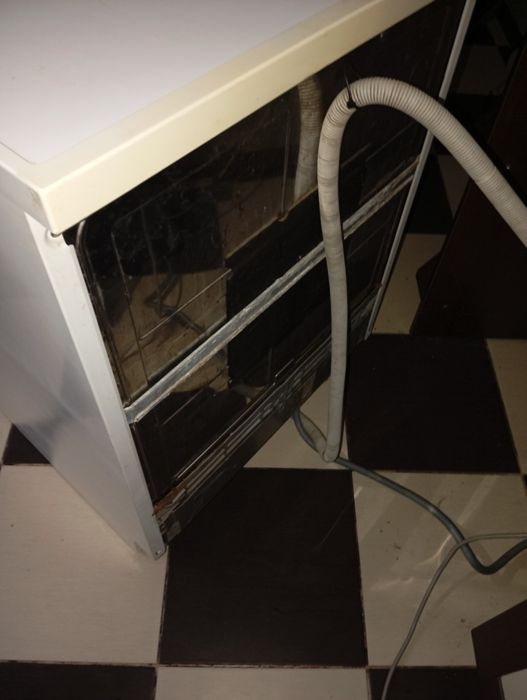 Посудомийна машина Bosch по запчастинах.