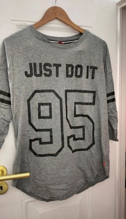 Vários tops/camisolas de treino