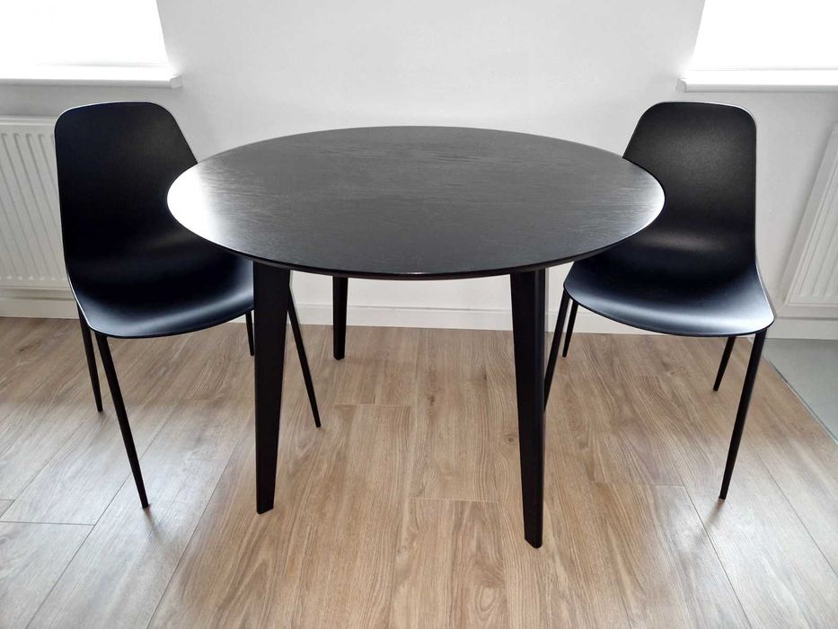 2 czarne krzesła – nowoczesne, minimalistyczne