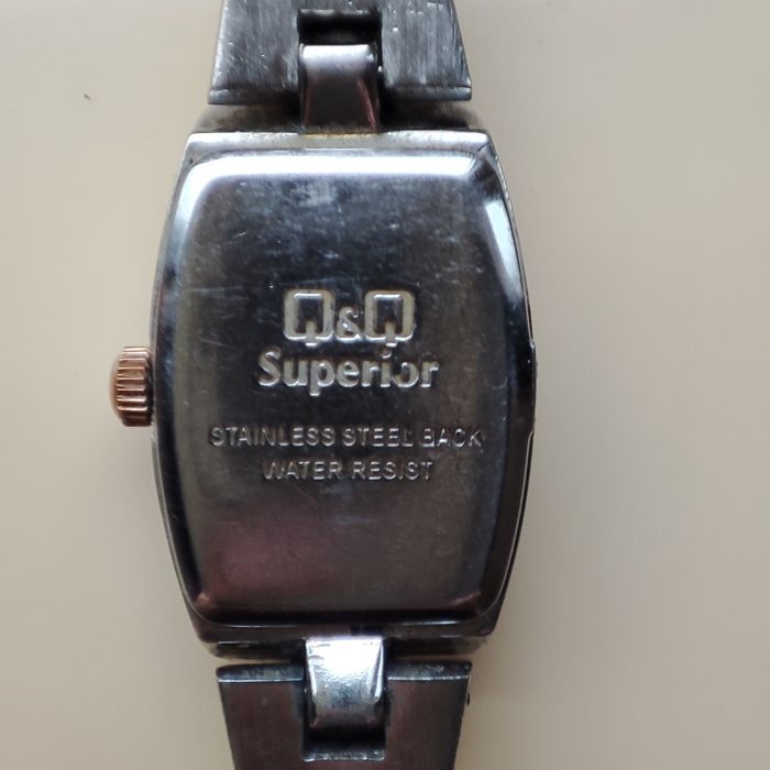 Женские кварцевые часы Q&Q Superior