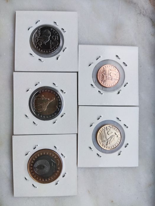 Lote 44 moedas do mundo