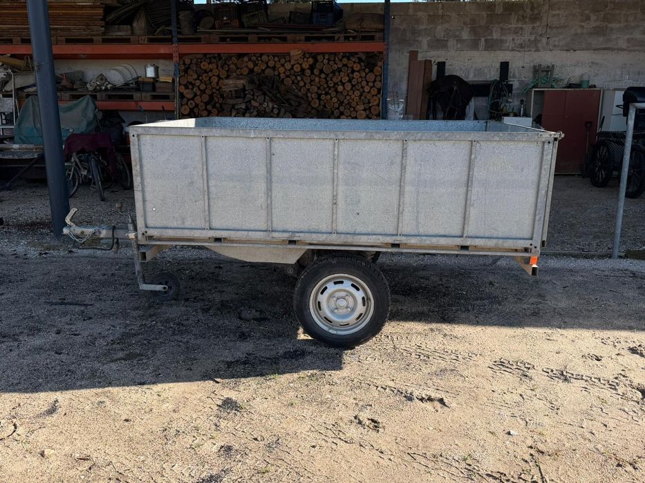 Reboque-Atrelado- Medidas 1.12 ) comprimento  medida 1.50 largura.