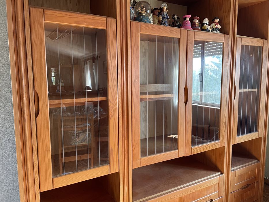 2 Móveis de sala, um eletrificado e outro com bar