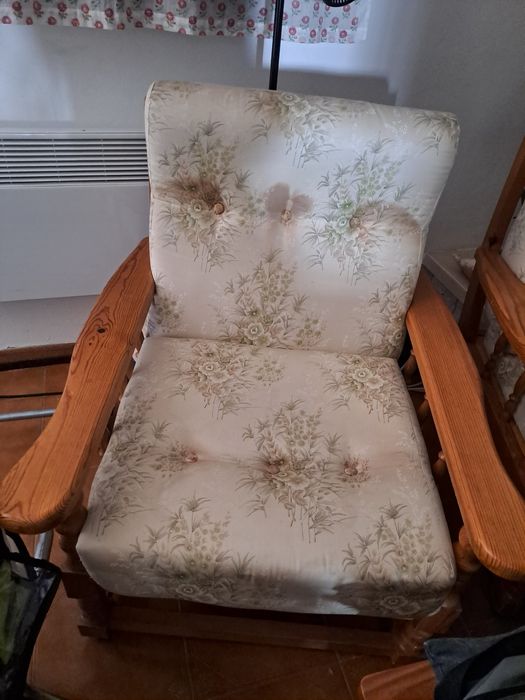 Conjunto de 4 sofás, 1 de 3 lugares que faz cama e 3 individuais