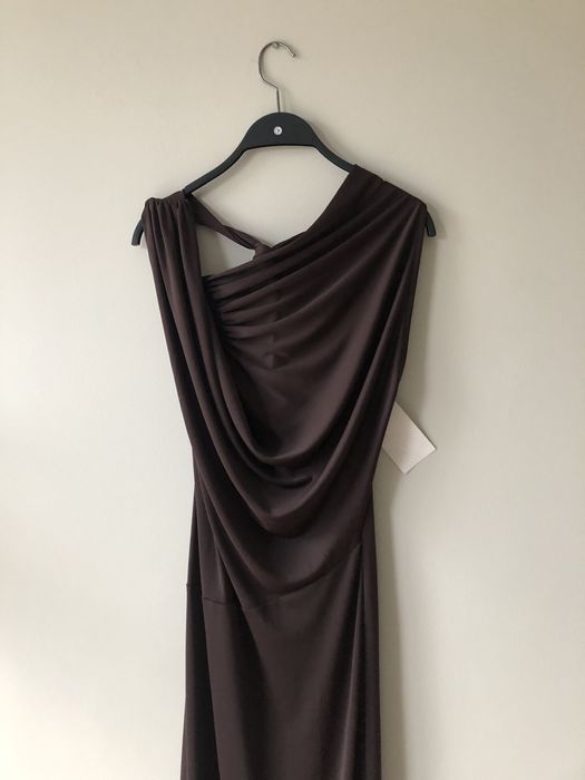 Brazowa dluga suknia z odkrytymi plecami