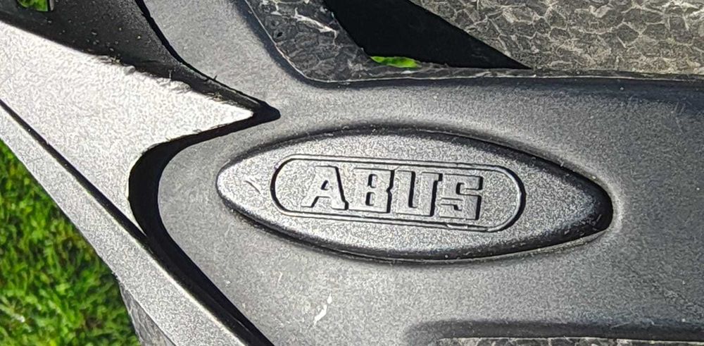 Kask rowerowy ABUS z limitowanej serii BMW