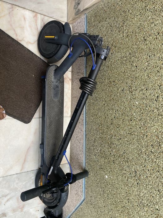 A imagem mostra uma trotinete elétrica Xiaomi Mi Electric Scooter 3