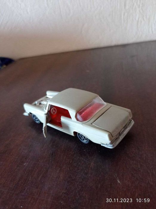 Масштабна модель Mercedes 250 SE (1:43)