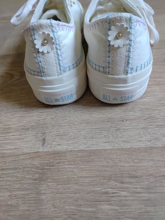 Białe converse na podeszwie all star chuck taylor ox lift