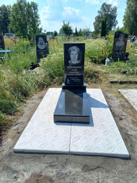 Не дорогі памʼятники з граніту.