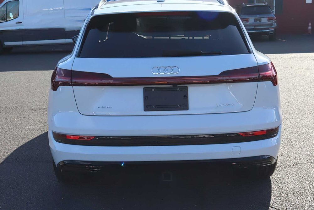 Audi e-tron      2022