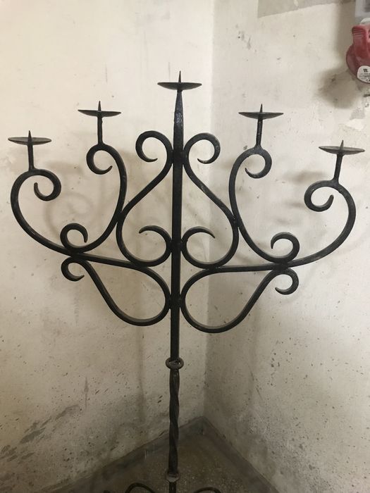 Duży świecznik metalowy