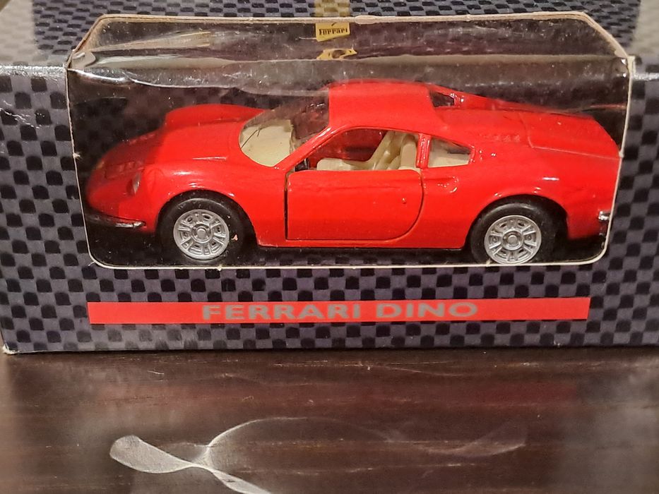 Ferrari Dino - tamanho pequeno