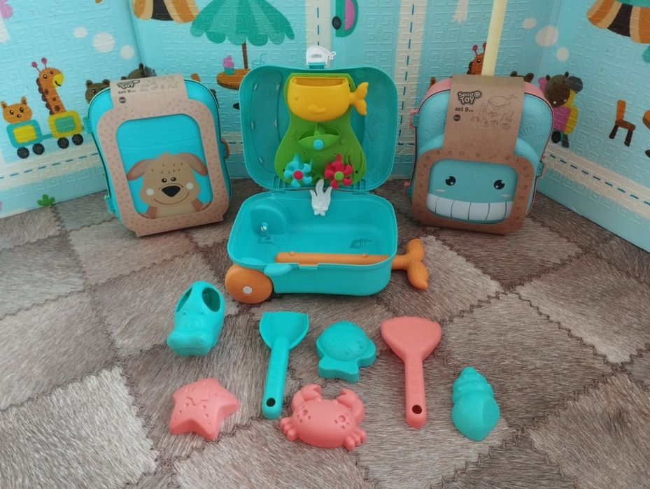 Рюкзачки та валізи з аксесуарами для піску та води