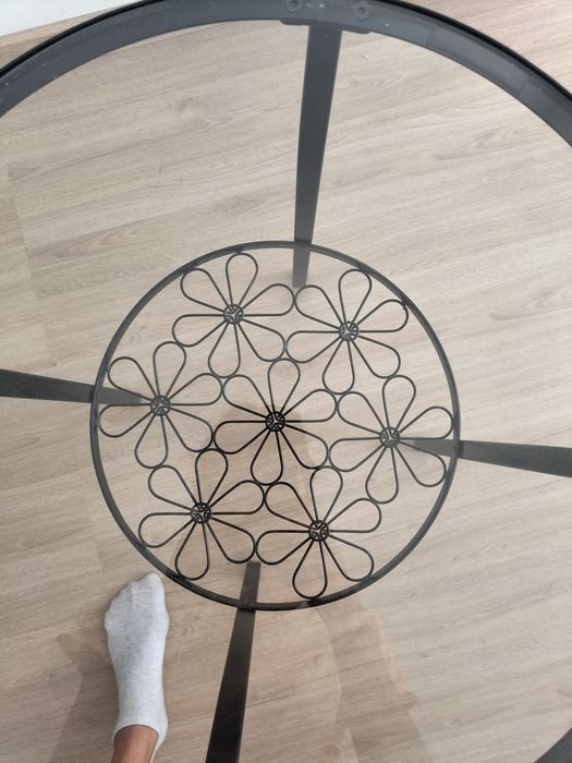 Mesa de apoio de vidro e metal
