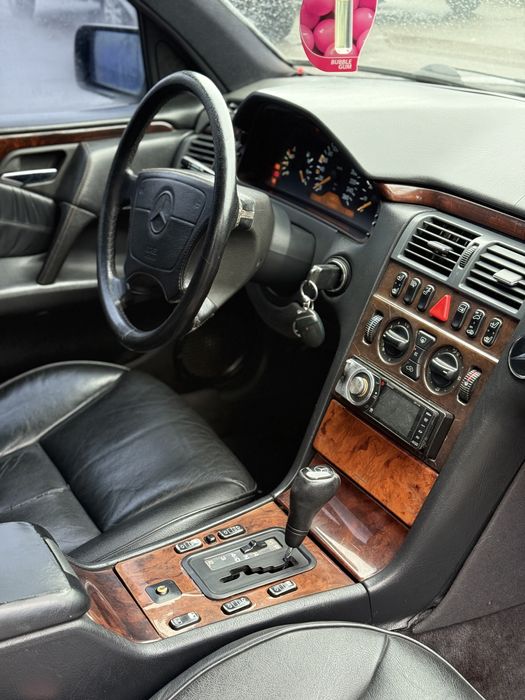 Mercedes E210 3.2 бенз